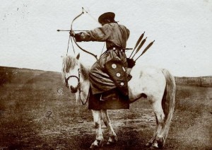 Бурят с луком на лошади. Начало XX в.